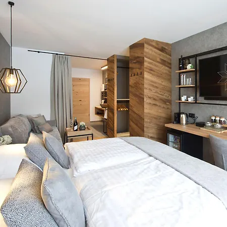 Edelweiss Hotel 4*